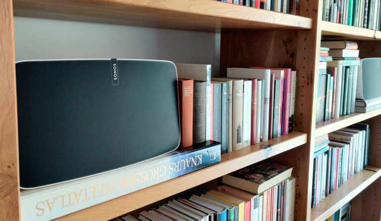 Sonos Five Lautsprecher im Bücherregal