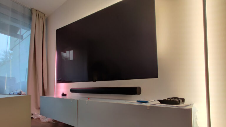 Montage Fernseher mit Soundbar und Philips Hue