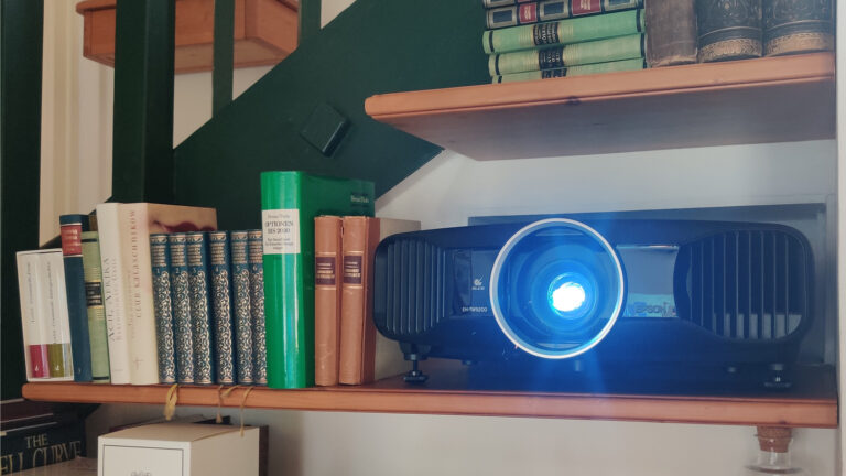 Installation eines Projektors im Bücherregal